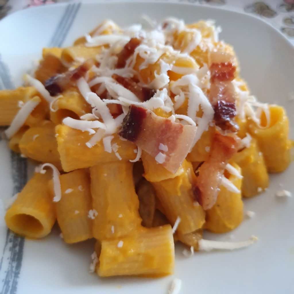 Mezze Maniche con Crema di Zucca, Pancetta e Scaglie di Ricotta Salata ...