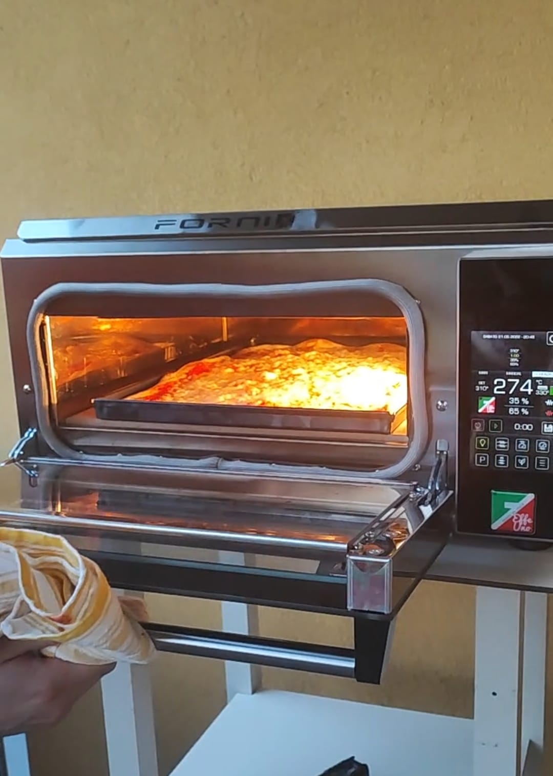 Pizza in Teglia Croccante - Piatti Tipici